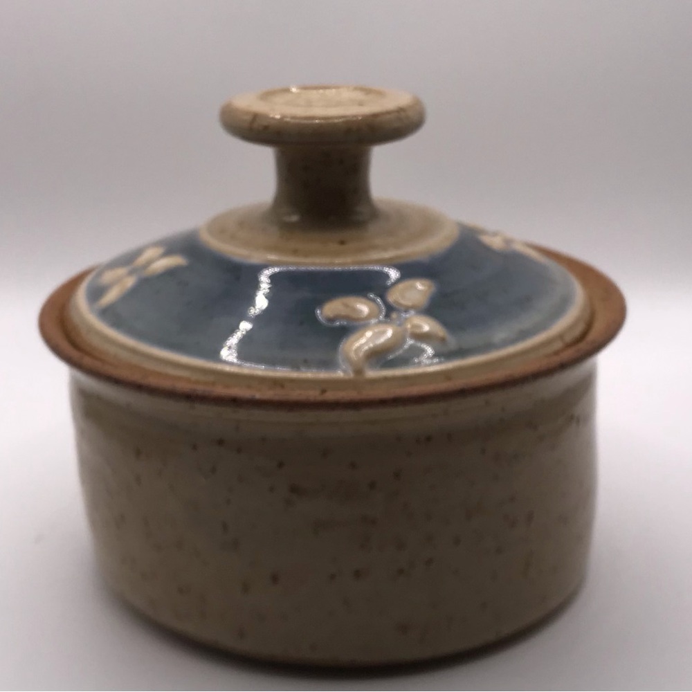 Artisan Pottery Trinket/dresser Box w flowers on the lid-signed blue/white READ